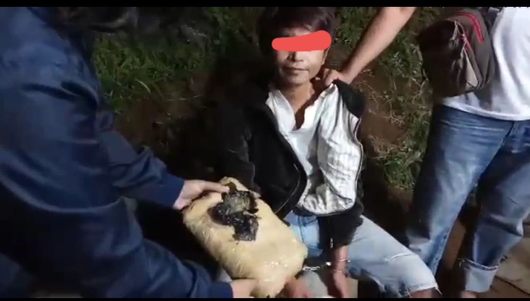 Tersangka FA bersama barang bukti sekilo ganja, saat ditangkap tim Satresnarkoba Polres Tanahdatar